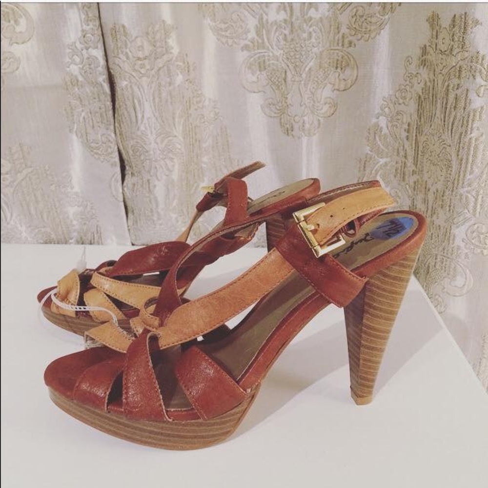 *NEW/never worn* leather platform pumps (size 7.5)